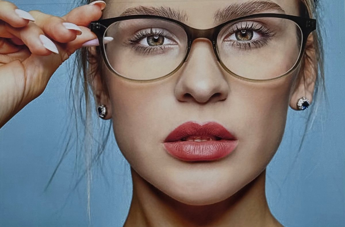 امرأة تمسك إطار نظارتها